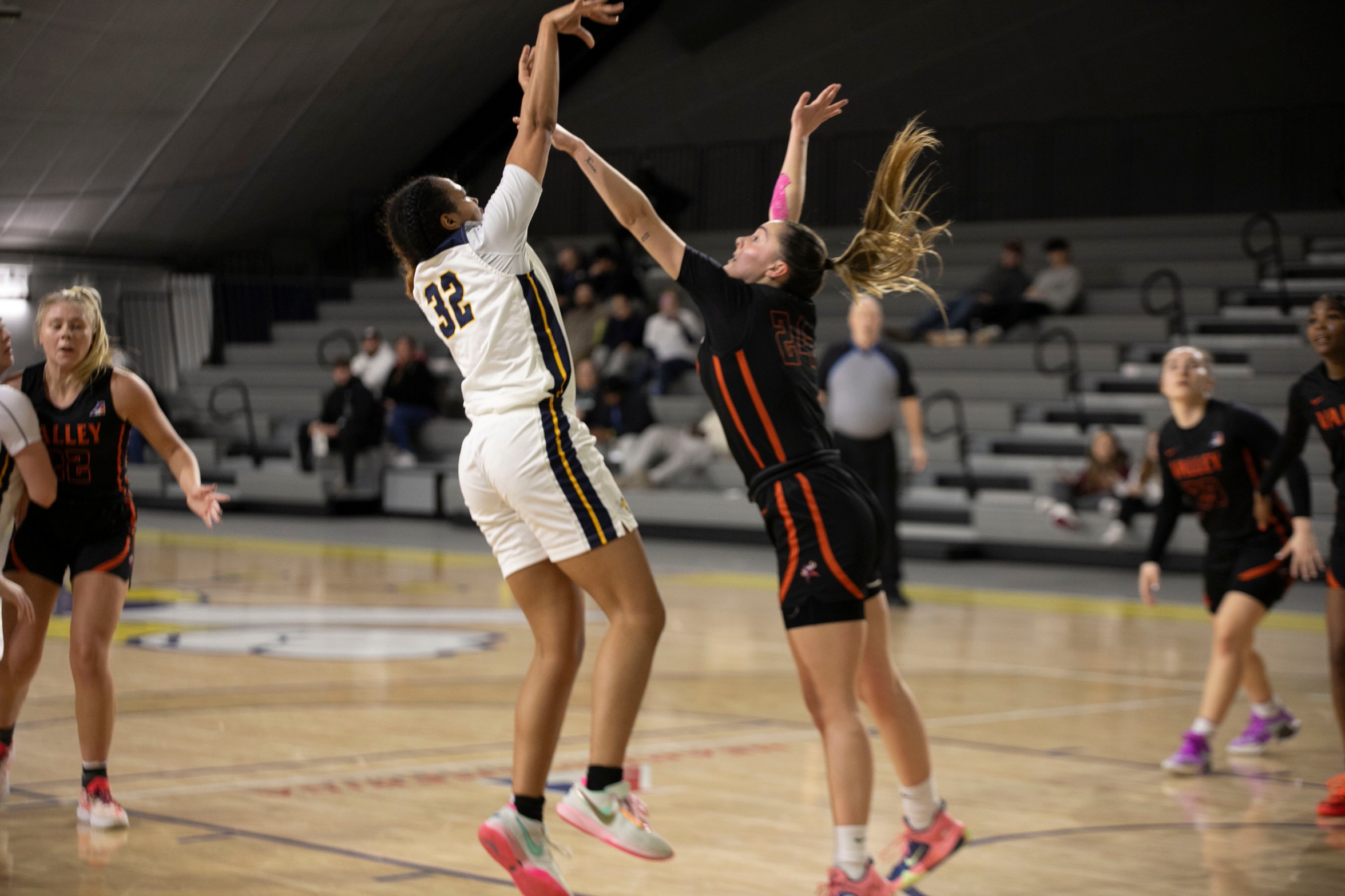 Women&rsquo;s Basketball Overcame Baker in the Fourth Quarter